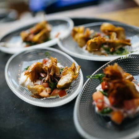 צלחות קטנות של אוכל על מגש - Small plates of food on a tray